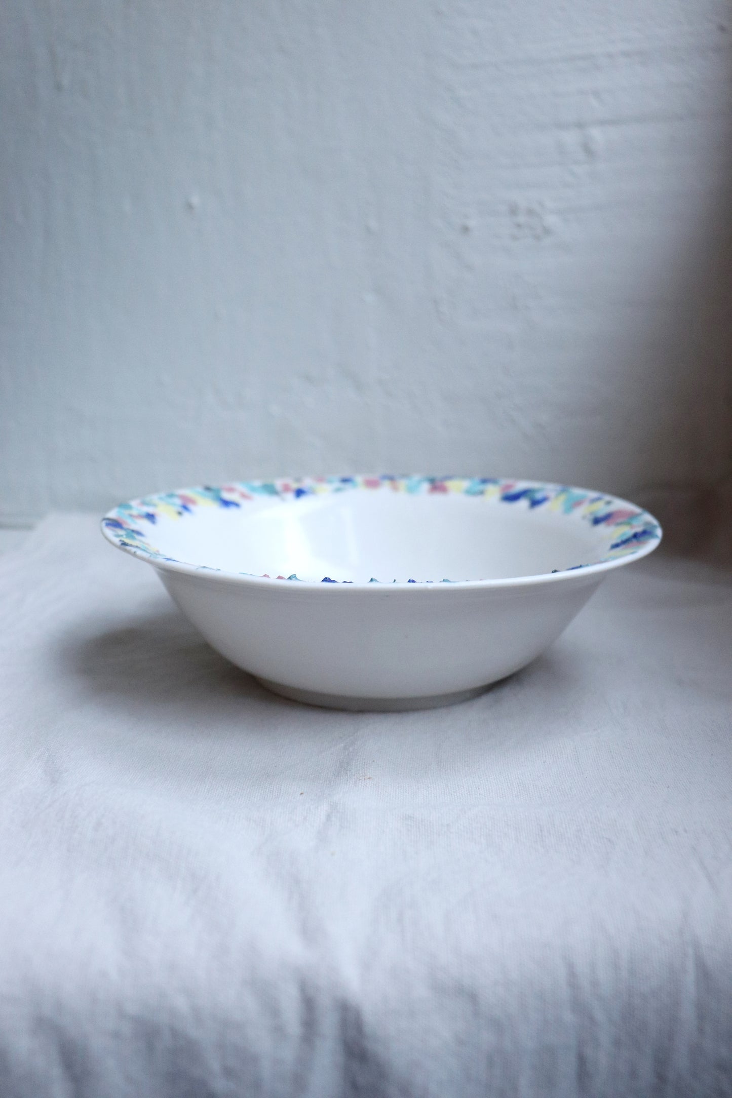 Porslinsskål med färgglad kant