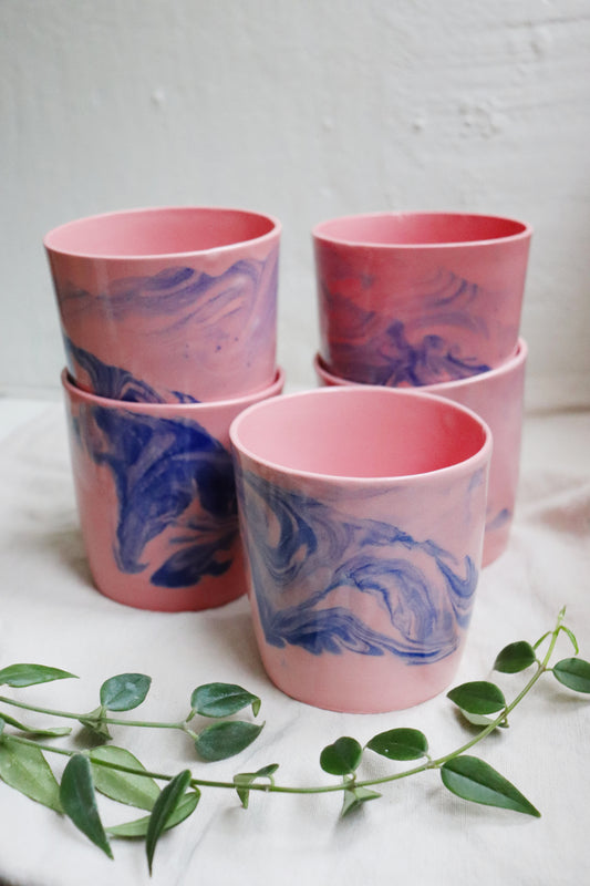 Rosablå marmorerad kopp