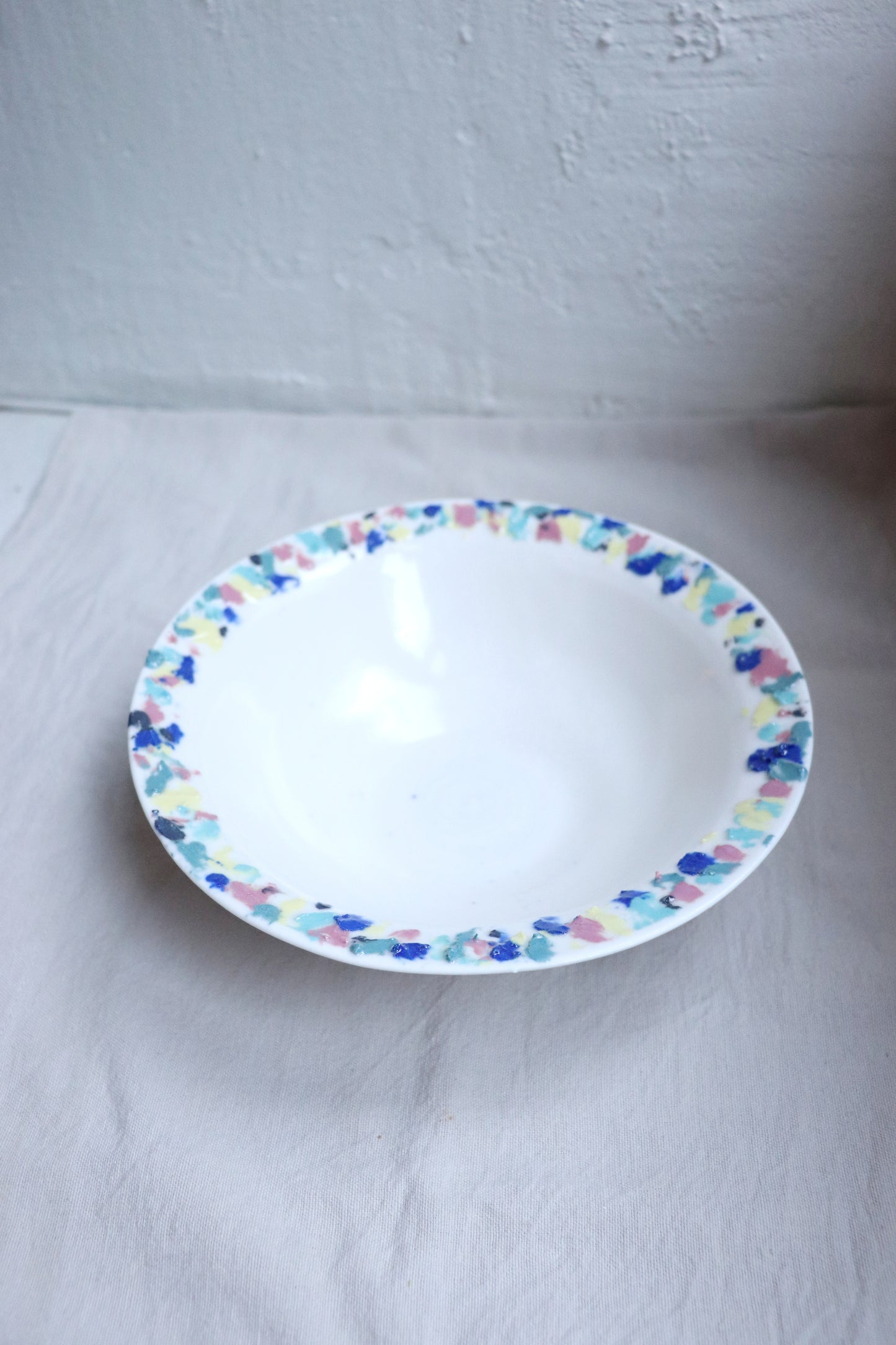 Porslinsskål med färgglad kant