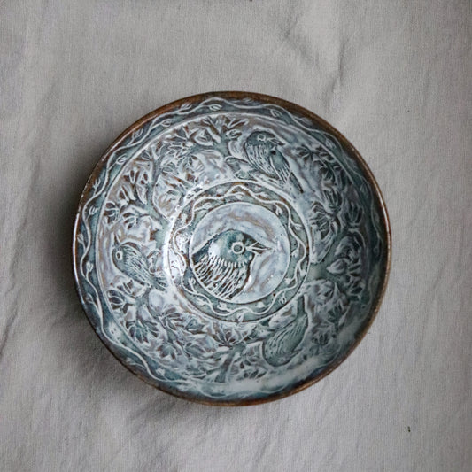 Sgraffitoskål - sångglasögonfågel