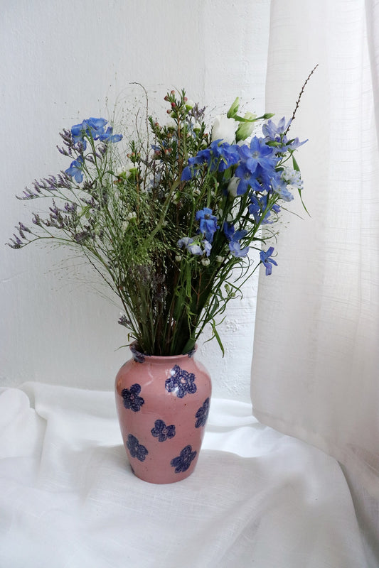 Rosa vas med blå blommor